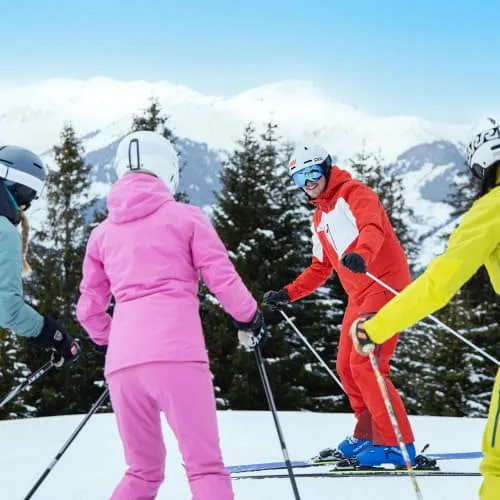 Skikurs mit Teilnehmern in den Bergen